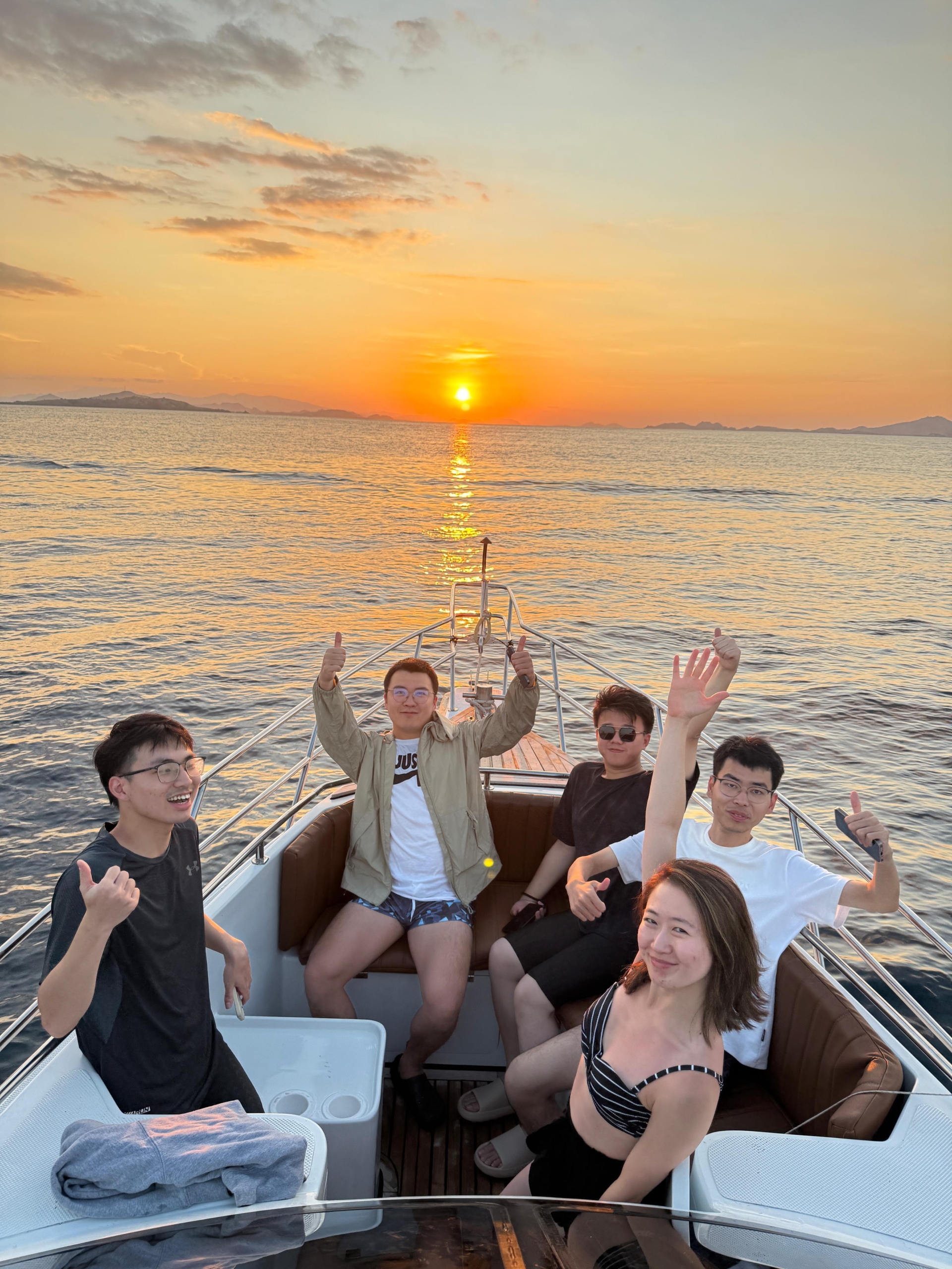 Sunset di atas kapal Nerawela di Labuan Bajo
Snorkeling bersama ikan di perairan Komodo dengan kapal Nerawela
Interior kapal wisata Nerawela dengan kamar nyaman
Pemandangan Pulau Padar saat trip Nerawela