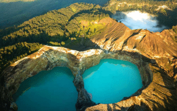 Danau Kelimutu dengan gradasi warna biru, hijau, dan coklat